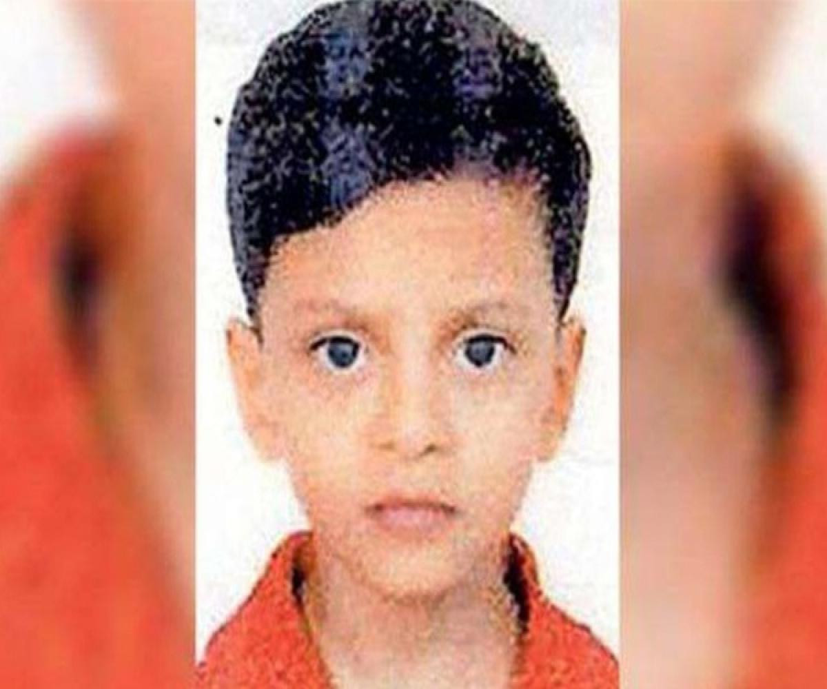 Faisal được tài xế phát hiện khi lấy xe để đưa học sinh về nhà. Theo người thân của nạn nhân, cậu bé Faisal ngủ gật khi lên xe bus đến trường.