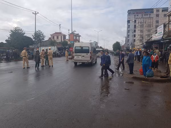 Xe khach lao vao cho ven duong: Tang thuong phu kin xom nho Gia Lai