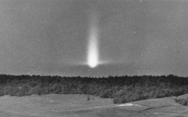 Chưa hết, một số người còn báo cáo nhìn thấy những quả cầu ánh sáng ngay trong khu rừng Hoia Baciu. Những vật thể này bị hoài nghi là UFO của người ngoài hành tinh.