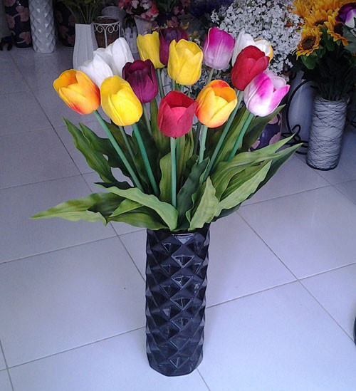 Bàn thờ là nơi thể hiện sự thành kính của con cháu với gia tiên nên khi dâng hoa cúng cần phải có thái độ kính cẩn. Hoa cúng nên chọn loại hoa thơm và có tên đẹp, hoa còn tươi và độ nở đang vừa tới.