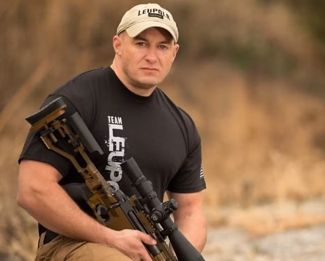 Furlong lập được thành tích này vào năm 2002 khi ông tham gia chiến dịch Anaconda ở Afghanistan.