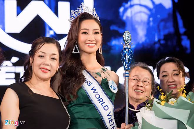 Me he lo chuyen chang ngo ve tan Hoa hau Luong Thuy Linh