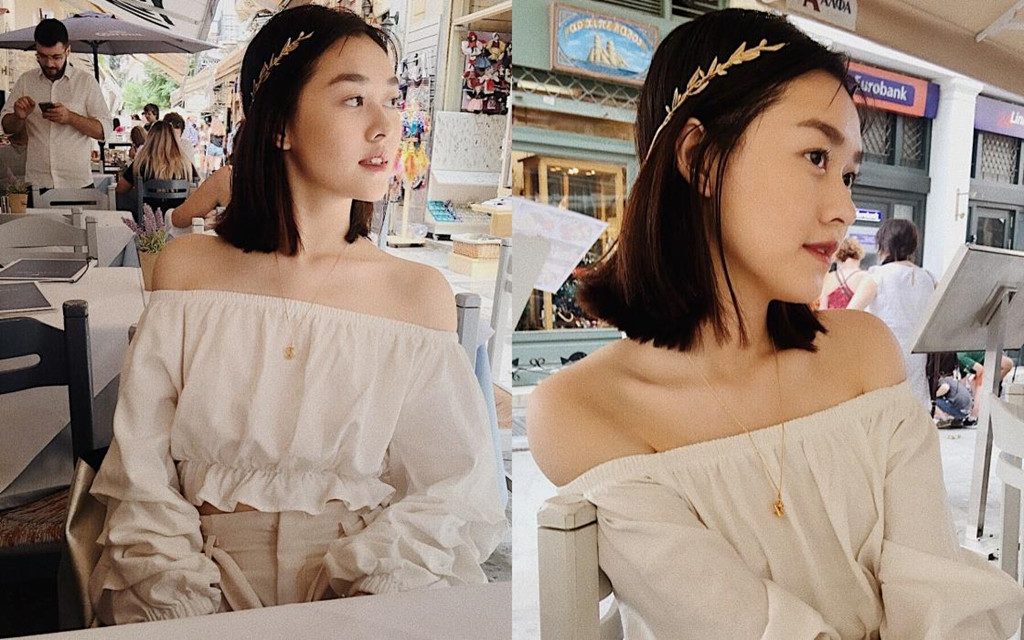 Trong cuộc sống thường ngày, Tường San thường lựa chọn trang phục nữ tính và kiểu trang điểm nhẹ nhàng. Lúc này, trông cô ngọt ngào và trẻ trung đúng lứa tuổi 19 thay vì sắc sảo, quyến rũ như trong các bộ ảnh thời trang.