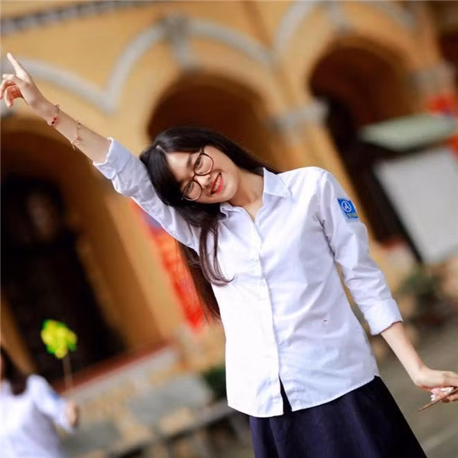 Nguyễn Tường San sinh năm 2000, là cựu hot girl THPT Phan Đình Phùng. Cô cao 1,7 m và bắt đầu tham gia làm mẫu ảnh từ khi còn học cấp 3. Hiện, á hậu theo học trường RMIT.