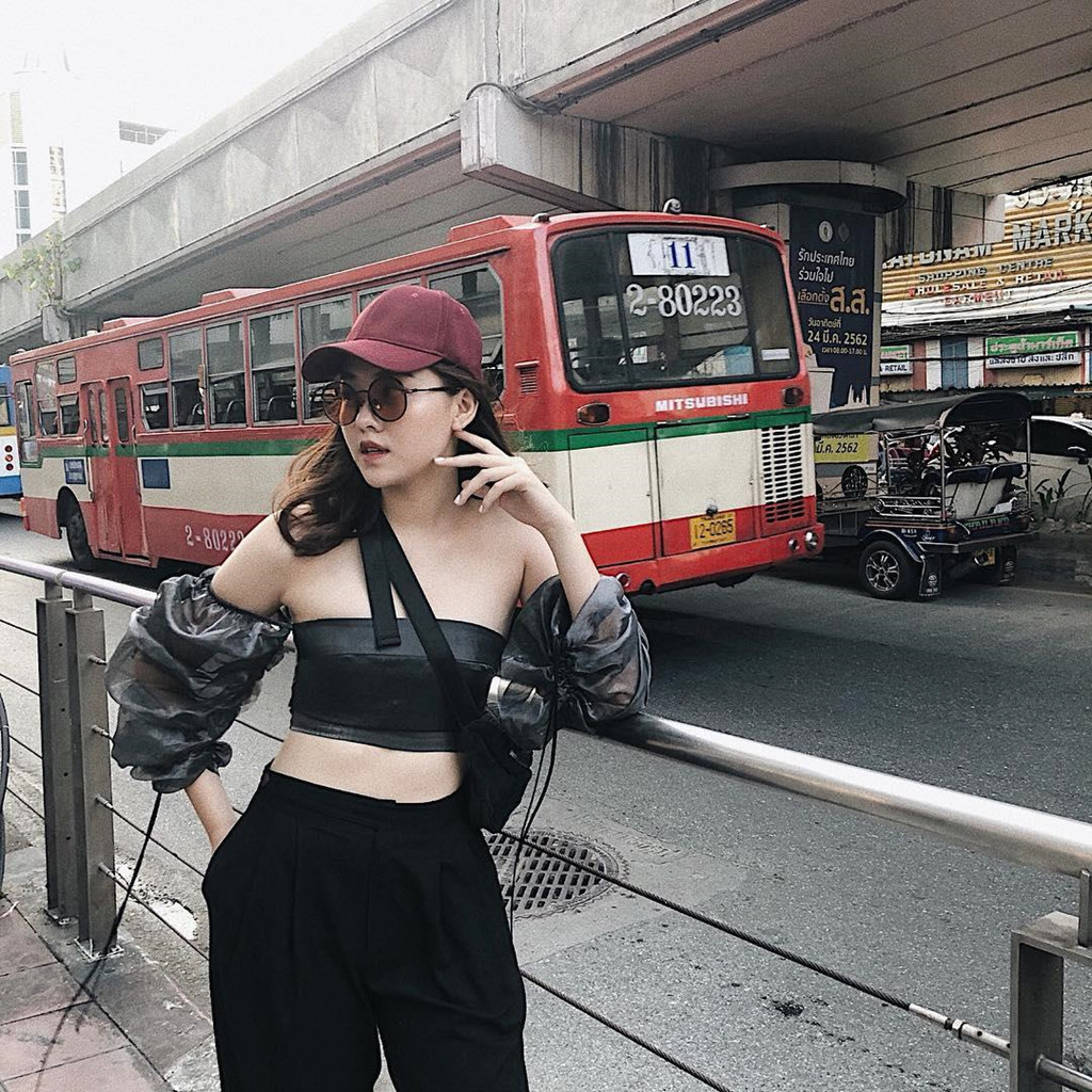 Sau khi tốt nghiệp cấp 3, người đẹp 19 tuổi có nhiều thay đổi trong phong cách thời trang. Không chỉ đóng khung trong các trang phục nữ tính, thanh lịch, cô bắt đầu thử nghiệm nhiều mẫu thiết kế táo bạo và gợi cảm.