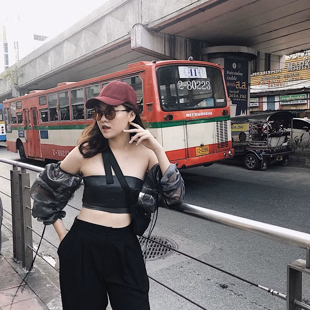 Sau khi tốt nghiệp cấp 3, người đẹp 19 tuổi có nhiều thay đổi trong phong cách thời trang. Không chỉ đóng khung trong các trang phục nữ tính, thanh lịch, cô bắt đầu thử nghiệm nhiều mẫu thiết kế táo bạo và gợi cảm.