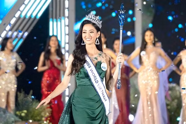 Hoa hau Thuy Linh hon ban gai 6 lan truot Hoa hau cua Trong Dai diem nao?