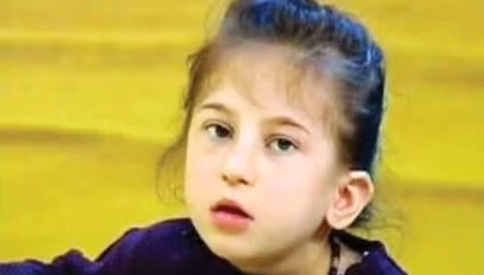 Hơn nữa, Kaede có những cử chỉ rất giống bà Vanga như ánh mắt hay cách chỉ tay, thậm chí còn có thể chữa bệnh.