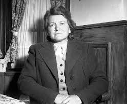 Khi Paula lên 6 tuổi, người cha Alois qua đời do bị xuất huyết màng phổi. Vì vậy, người mẹ Klara phải đứng lên chăm lo cho cả gia đình.