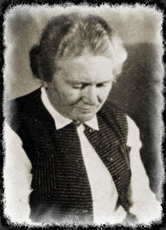 Thế nhưng, 5 năm sau khi chồng chết, Klara cũng qua đời vì ung thư vú. Theo đó, Paula sống dựa dẫm vào người anh trai Hitler lớn hơn bà 7 tuổi.