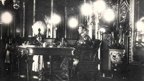 Mam com cua nha vua Viet co gi?