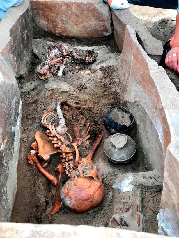 Các chuyên gia tiến hành nghiên cứu sâu hơn để có thể giải mã danh tính của người phụ nữ cũng như cuộc sống của họ trước khi chết.