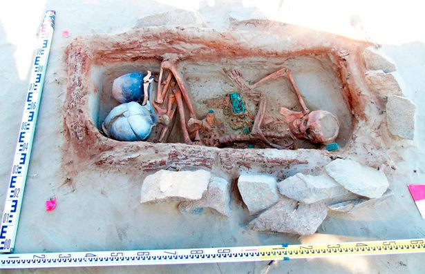 Lụa, gương, tiền xu được tìm thấy trong ngôi mộ được cho có niên đại vào thời nhà Hán (206 trước Công nguyên - 220 sau Công nguyên).