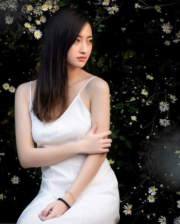 Góc nghiêng thần thánh của Lương Thuỳ Linh khiến không ít người trầm trồ nhận xét cô gái 10X này có nhiều điểm giống Đỗ Mỹ Linh. Ảnh: FBNV.