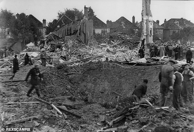 Khi Đức quốc xã oanh tạc Anh trong những năm cuối Thế chiến 2, Cơ quan tình báo đối nội (MI-5) của Anh triển khai một dự án bí mật mang mật danh Double Cross.