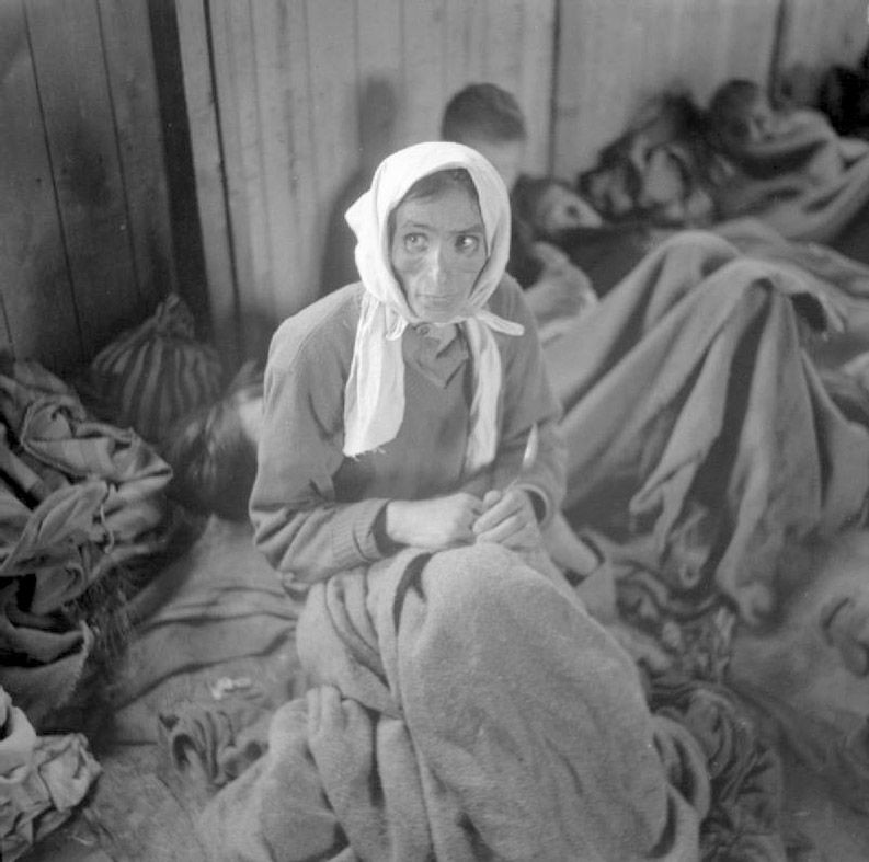 Tù nhân ở trại tử thần Bergen-Belsen sống trong cảnh thiếu thốn thực phẩm, không gian ở chật chội, bẩn thỉu khiến họ dễ nhiễm bệnh và lây lan dịch bệnh.