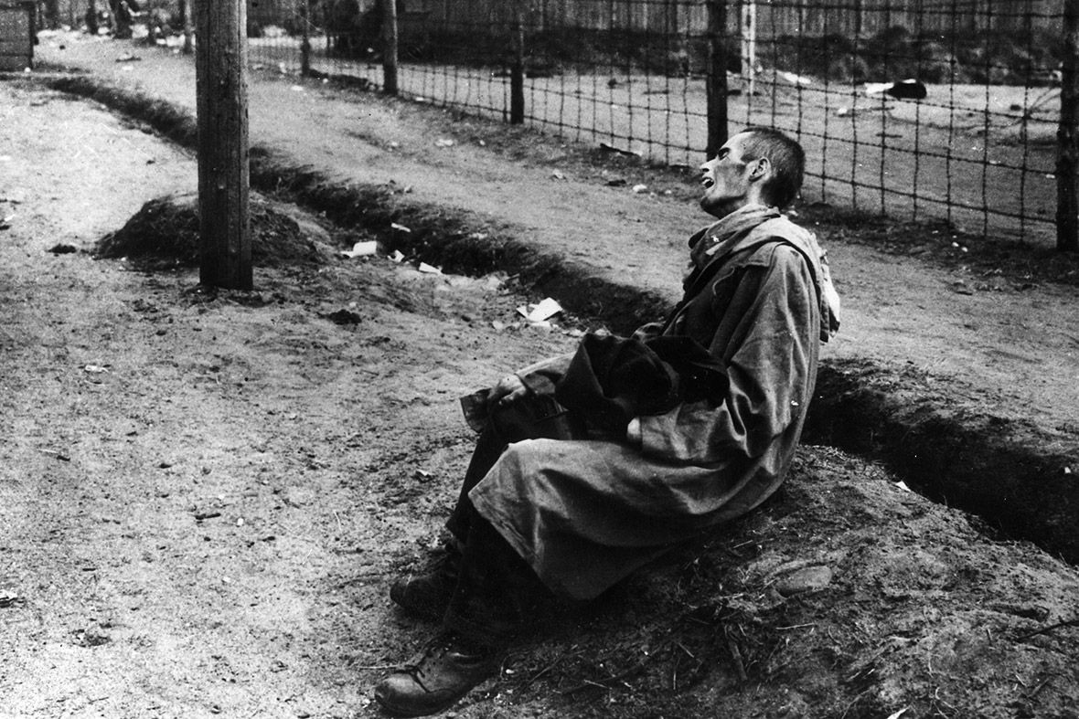 Đây là một trong những tù nhân tại trại tập trung Bergen-Belsen trở nên gầy gò, ốm yếu sau một thời gian dài bị lính Đức quốc xã tra tấn, bỏ đói.