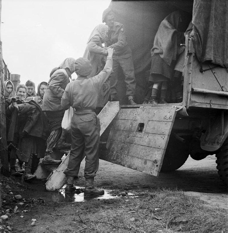 Vào tháng 4/1945, quân Anh và lực lượng đồng minh giải phóng trại Bergen-Belsen khỏi tay Đức quốc xã.