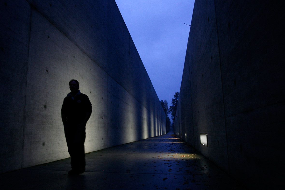 Người đàn ông đi bộ qua đài tưởng niệm các nạn nhân thiệt mạng tại trại Bergen-Belsen khét tiếng một thời của Đức quốc xã. Video: Trại tập trung của Đức quốc xã (nguồn: VTC14)