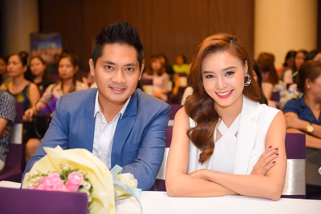 Minh Luân công khai mối quan hệ với Lan Ngọc vào tháng 11/2015. Diễn viên tâm sự anh yêu tính cách hồn nhiên, vô tư và thông minh của bạn gái. Cả hai xuất hiện cùng nhau ở nhiều sự kiện. Song, Lan Ngọc không thoải mái chia sẻ về chuyện tình cảm. Cô quan niệm nói trước sợ bước không qua.