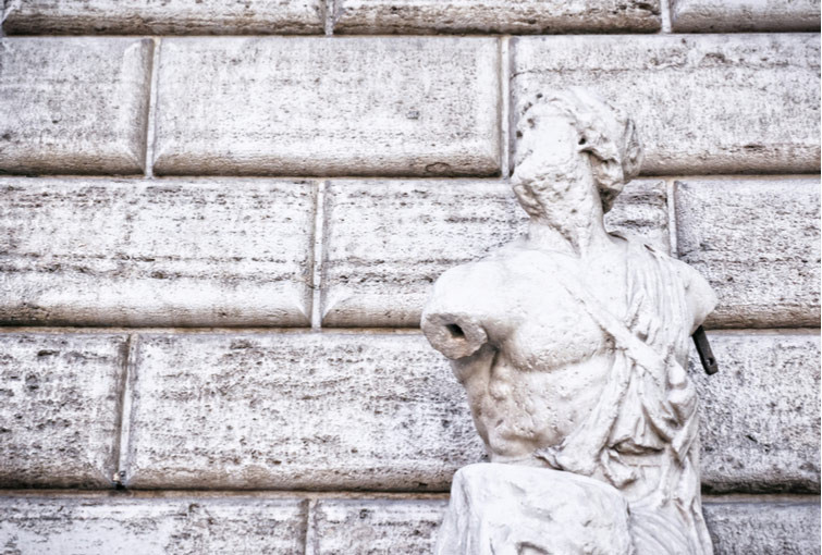 Một chuyện thú vị về những bức tượng biết "nói chuyện" là người dân ở Rome vui đùa với hai bức tượng Pasquino và Marforio. Trong đó, bức tượng Pasquino được tạc theo phong cách Hy Lạp và có niên đại từ thế kỷ thứ 3 trước công nguyên. Bức tượng Marforio tạc thần biển, nằm dưới chân đồi Quốc hội.