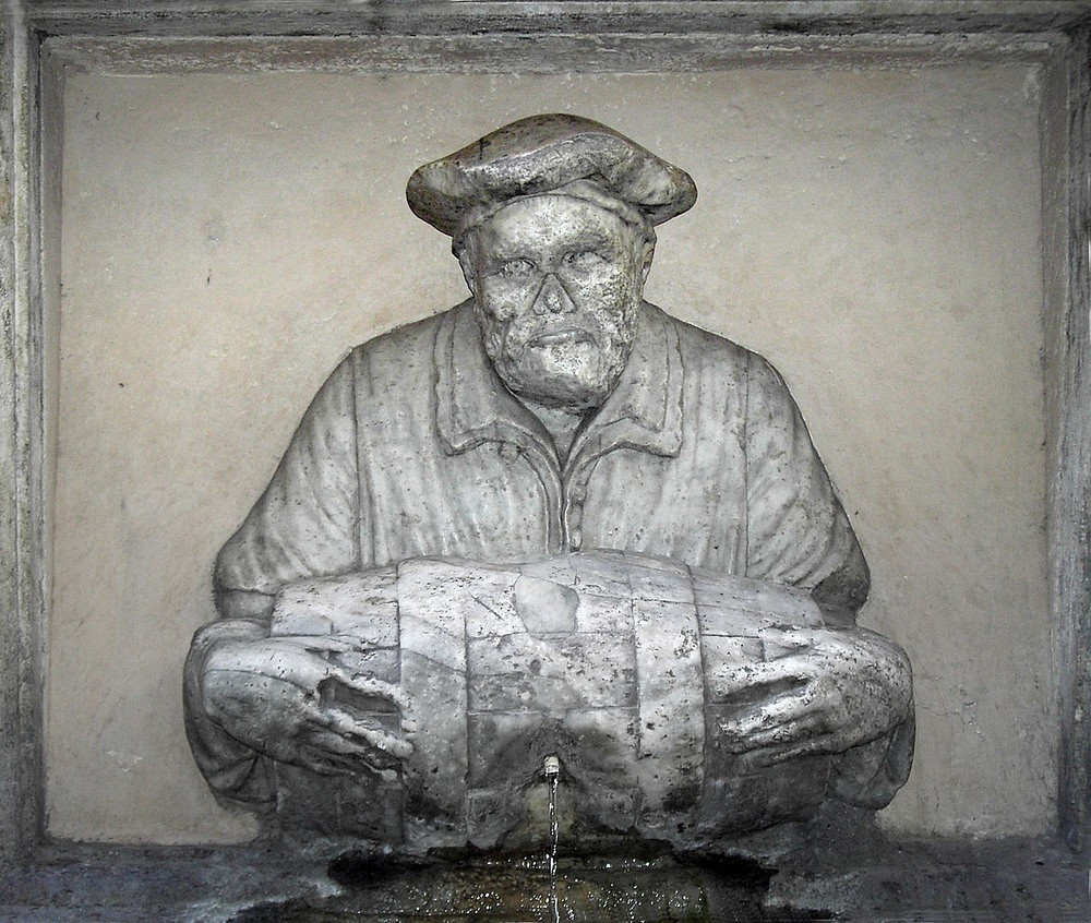 Chính vì vậy, những bức tượng này được biết đến với biệt danh những bức tượng biết "nói chuyện".