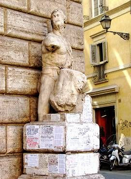 Ở bức tượng Pasquino là mẩu giấy với lời đáp: "Bởi vì Napoleon cần nó để xức cho các vị vua". Đến năm 1679, bức tượng Marforio được chuyển tới sân của Cung điện Nuovo để bảo tồn.