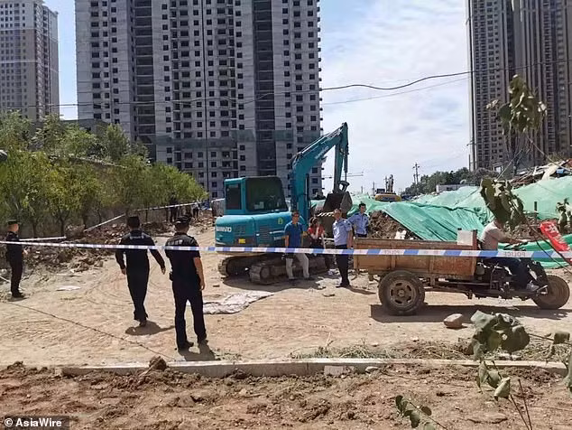 Vì vậy, các chuyên gia lên kế hoạch gặp gỡ lãnh đạo nhà trường để có phương án khai quật toàn bộ mộ cổ một cách an toàn và đầy đủ.