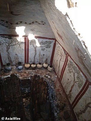 Tuy nhiên, đến nay, giới chuyên gia vẫn chưa thể xác định danh chính chính xác của chủ nhân ngôi mộ.