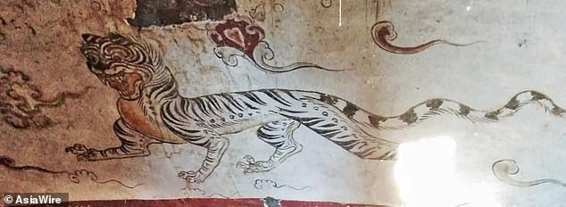 Các chuyên gia tìm thấy một bia mộ bên trong phòng chôn cất có viết nội dung "không phải thường dân".