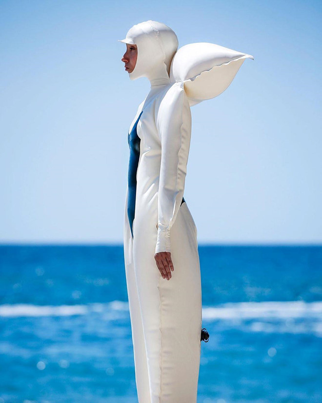 Facebikini có lẽ còn chào thua bộ áo phao "người ngoài hành tinh" đang gây sốt trên mạng vài ngày qua. Nhiều người cho rằng đã mặc chiếc áo này thì sóng thần cũng phải chào thua.