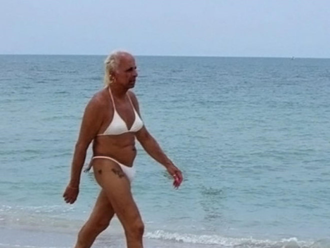 Bikini thường được mặc định dành riêng cho phái nữ. Dù vậy, người đàn ông trong hình lại không nghĩ như thế. Hình ảnh "sống là chính mình" của ông lão nhận được sự tán đồng đông đảo từ dân mạng. "Ăn mặc sao là quyền của mỗi người. Chúng ta không nên đánh giá ai dựa trên bộ đồ họ mặc", Richards chia sẻ quan điểm.