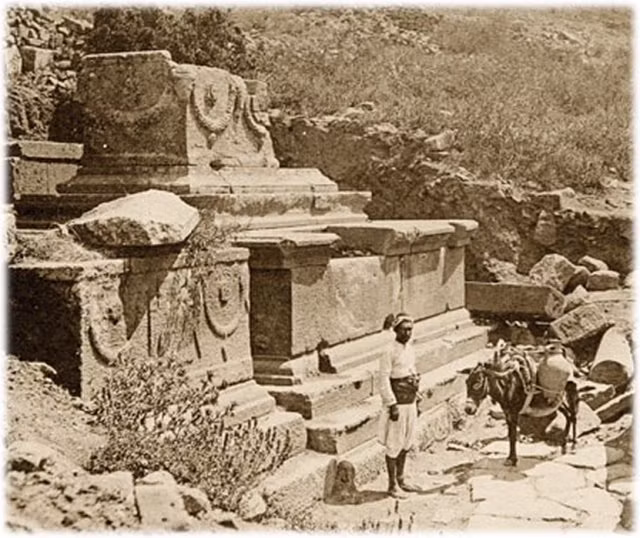 Bên trong ngôi mộ là những chiếc quách được làm từ đá mắc ma (andesite). Với chiều dài khoảng 2m, chiều rộng và chiều cao khoảng 80 - 90 cm, những chiếc quách có trọng lượng khoảng 2 - 3 tấn.