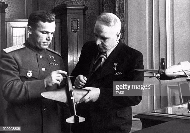 Với những thành tích trên chiến trường, phi công Kozhedub được phong danh hiệu Anh hùng Liên Xô 3 lần. Ông về hưu năm 1985 với cấp bậc Nguyên soái Không quân Liên Xô. Đến năm 1991, phi công huyền thoại một thời của Liên Xô qua đời. Video: Bảo tàng đồ cũ thời Liên Xô (nguồn: VCT14)