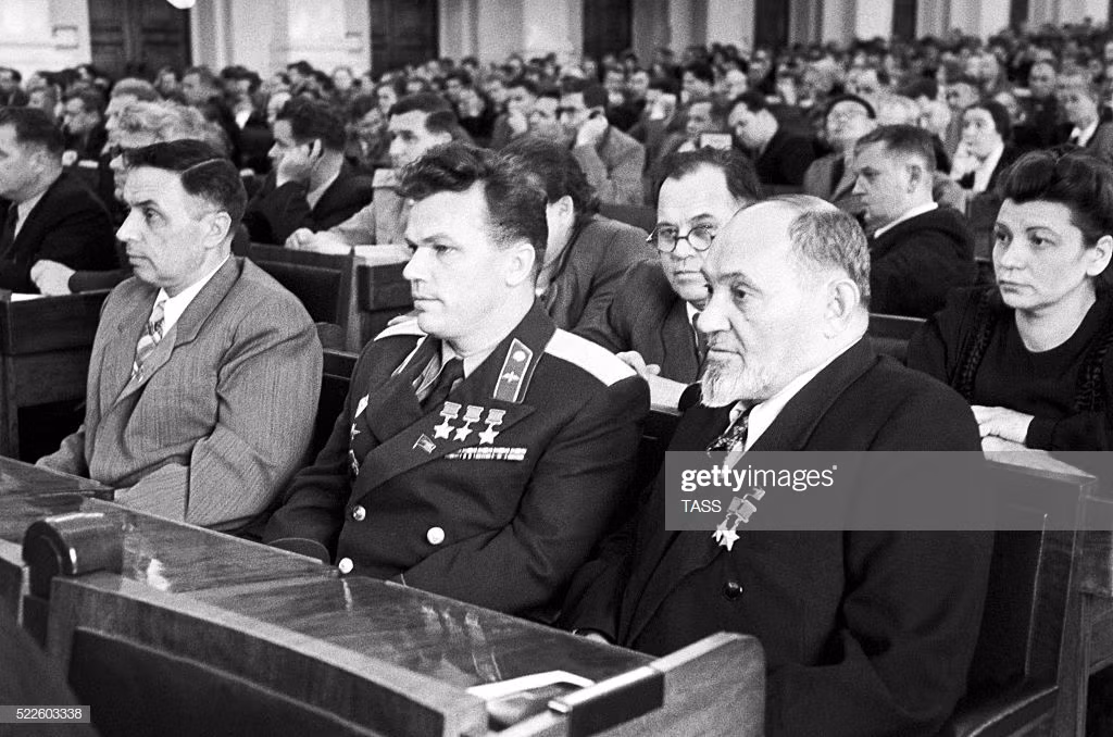 Trong tình huống nguy hiểm ấy, phi công Kozhedub buộc phải tự vệ để đảm bảo an toàn nên bắn hạ 2 tiêm kích P-51 Mustang của Mỹ.