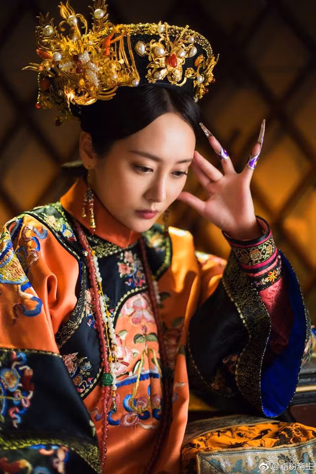 Điều này càng được các phi tần, mỹ nữ trong cung cấm thời xưa chú trọng. Với thân phận cao quý nên việc để móng tay dài đối với các phi tần dễ hơn người bình thường.