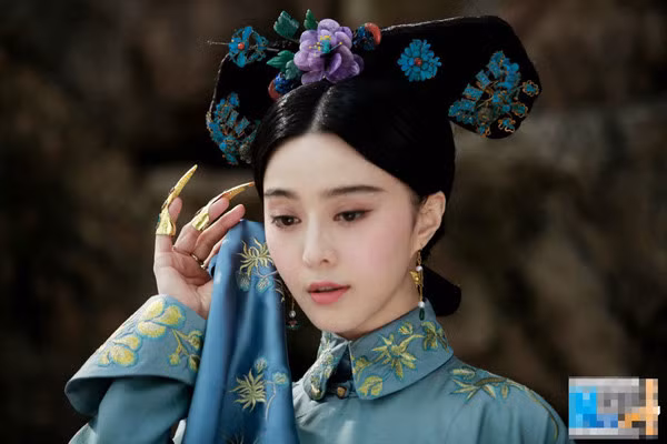 Người xưa cũng tin móng tay đẹp sẽ giúp bàn tay trở nên đẹp hơn. Vì vậy, người ta dành nhiều thời gian và tâm huyết để chăm sóc móng tay.