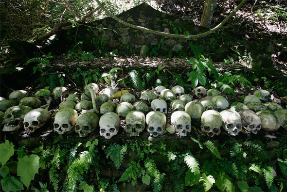 Trong khi ấy, những đối tượng còn lại được chôn cất xuống đất như bình thường tại nghĩa địa.