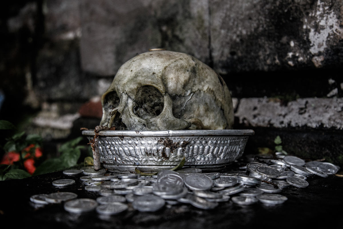 Sau khi thi hài phân hủy hoàn toàn, hộp sọ của người chết được đặt lên bàn thờ đá dưới gốc cây.