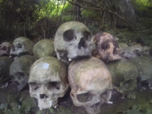 Không phải bất cứ người dân làng Trunyan nào cũng được thực hiện tập tục mai táng này. Chỉ có những người đã lập gia đình thì sau khi chết mới được tổ chức tang lễ theo cách trên.