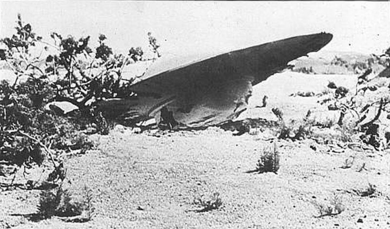 Một vụ tai nạn UFO nổi tiếng khác xảy ra ở Roswell, Mỹ năm 1947. Sau khi nhận được tin báo của người dân địa phương, giới chức Mỹ đến hiện trường điều tra và thu thập các mảnh vỡ UFO.