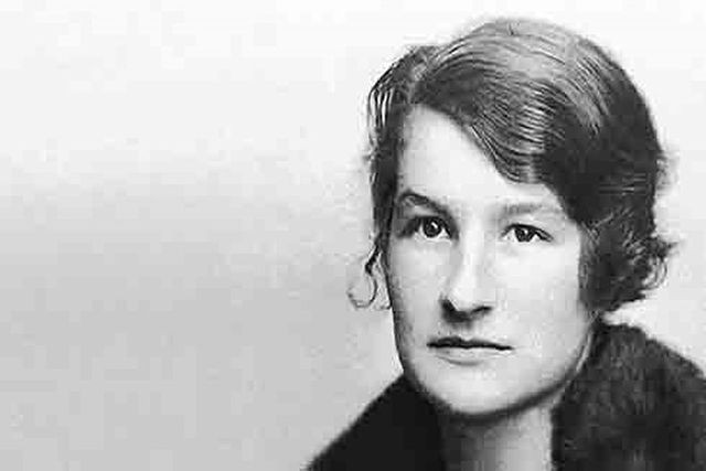 Một trong những nhân viên tình báo huyền thoại của SOE là Virginia Hall. Nữ điệp viên này còn được biết đến với mật danh "chó sói". Sinh ra ở Mỹ, Virginia Hall thành thạo tiếng Pháp và Đức. Về sau, bà làm việc tại một số Đại sứ quán nước ngoài tại Mỹ.