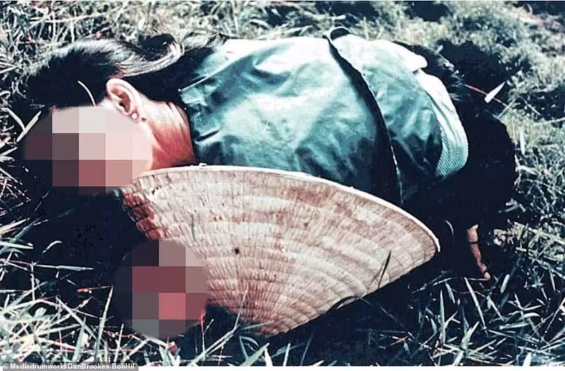 Bức ảnh khác của nhiếp ảnh gia Haeberle chụp một nạn nhân nữ tại Mỹ Lai. Khi những bức ảnh này được xuất bản, công chúng Mỹ lên tiếng phản đối cuộc chiến mà chính quyền Washington đang tiến hành ở Việt Nam.