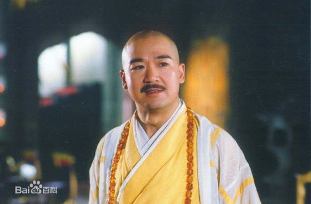 Trong Ỷ thiên đồ long ký, Thành Côn được Kim Dung mô tả xuất hiện dưới vỏ bọc là nhà sư từ bi và đức độ với pháp hiệu Viên Chân.