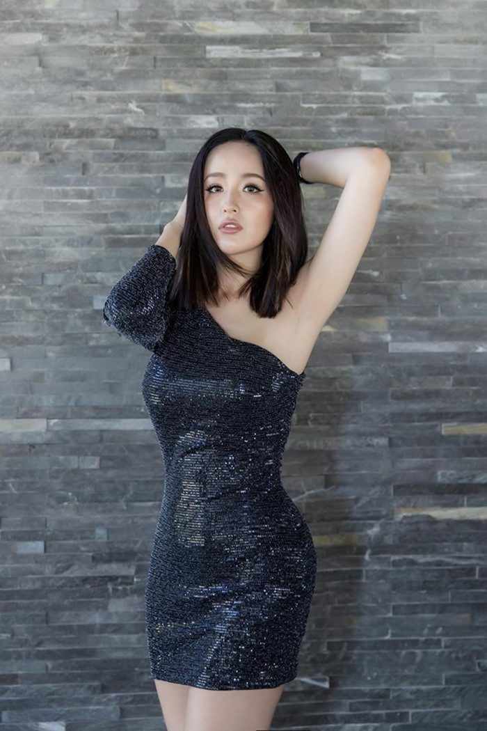 Một bộ đầm lệch vai ánh kim khác được Mai Phương Thúy tận dụng nhằm khoe dáng triệt để khi là ban giám khảo của cuộc thi Miss World Việt Nam 2019.