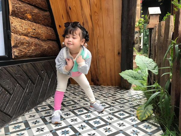 Be gai 3 tuoi ruoi tao dang 'check in' Da Lat sieu de thuong-Hinh-2