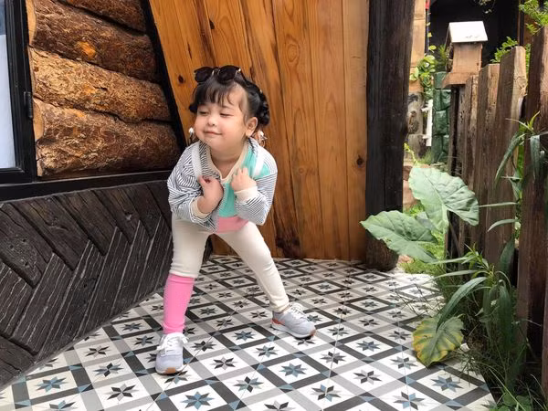 Be gai 3 tuoi ruoi tao dang 'check in' Da Lat sieu de thuong-Hinh-2