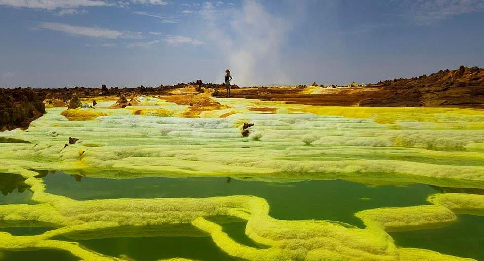 "Chúng tôi không chắc chất lỏng trong bể chứa là gì. Vì vậy, chúng tôi đã không chạm vào nó. Tuy nhiên, hồ liên tục sủi bọt và phồng hơi. Chúng tôi có thể cảm nhận nhiệt độ nóng của nước dưới hồ", cô nói thêm. Tại đây, Bridget còn thử thách bản thân bằng trải nghiệm bơi trong hồ nước tự nhiên tuyệt đẹp giữa cánh đồng muối rộng lớn.