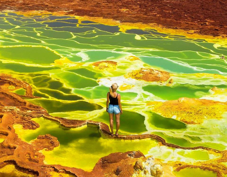 Bridget Thackwray nói rằng: "Càng tiến lại gần hồ, khói lưu huỳnh như đốt cháy phổi khi tôi thở. Trải nghiệm dạo bộ ở đây thật sự khó chịu. Trong khi đó, những cơn gió nóng liên tục thổi mang theo nhiều khói lưu huỳnh hơn. Cách duy nhất để bớt khó chịu là đứng phía sau những tảng đá".