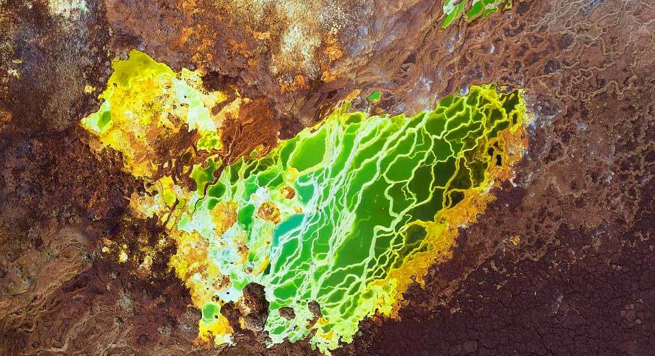 Bridget cho biết: "Để khám phá vùng đất này, chúng tôi phải đi cùng nhân viên an ninh cũng như người hướng dẫn. Tuy nhiên, tiếng Anh của họ không tốt. Rời New Zealand hơn 506 ngày trước, Bridget Thackwray và Topher Richwhite đang đi khắp thế giới với những hành động nhằm thúc đẩy các vấn đề bảo vệ môi trường trên trang web của họ. Theo kế hoạch, cặp đôi sẽ đặt chân tới 7 lục địa trong 3 năm trên quãng đường 350.000 km.